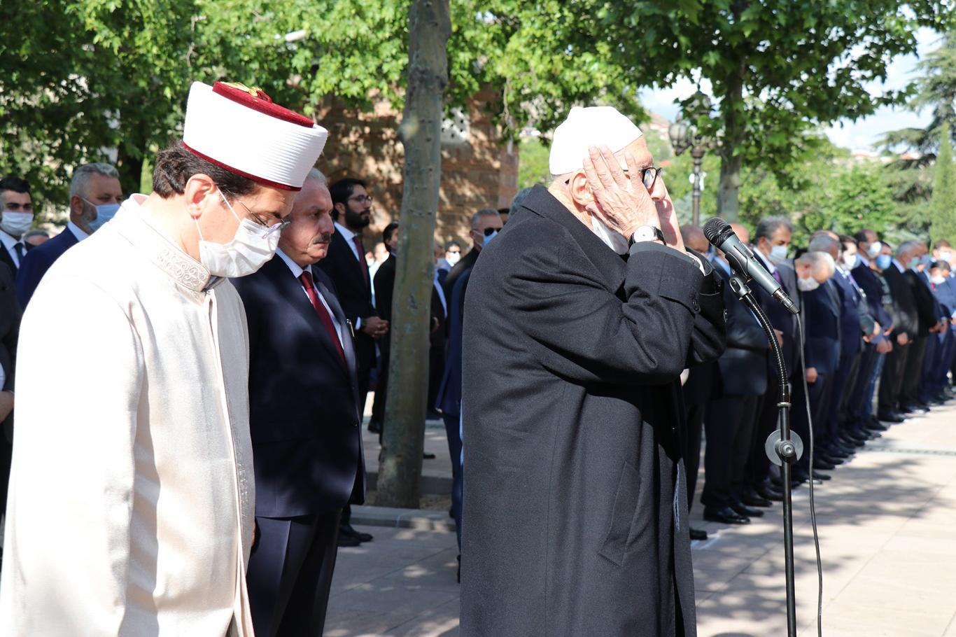 Ahmet Tekdal dualarla son yolculuğuna uğurlandı